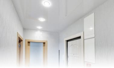 натяжные потолки в прихожую