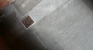 Стяжка с переменным уклоном